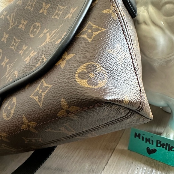 Louis Vuitton Monogram Magnetic Messenger Bag Canvas Crossbody - Picture 6 of 13